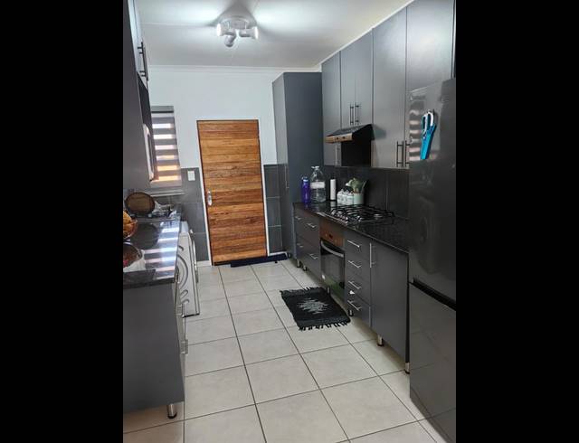 3 BEDROOM TOWNHOUSE FOR SALE IN RAVENSWOOD
